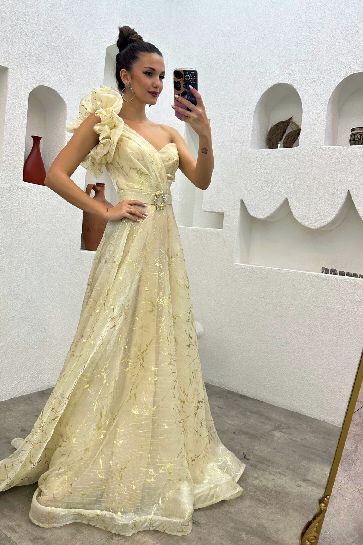 Abito lungo svasato panna con decorazioni dorate e corpetto a cuore, abiti lunghi Moda-Mania, elegante e femminile.