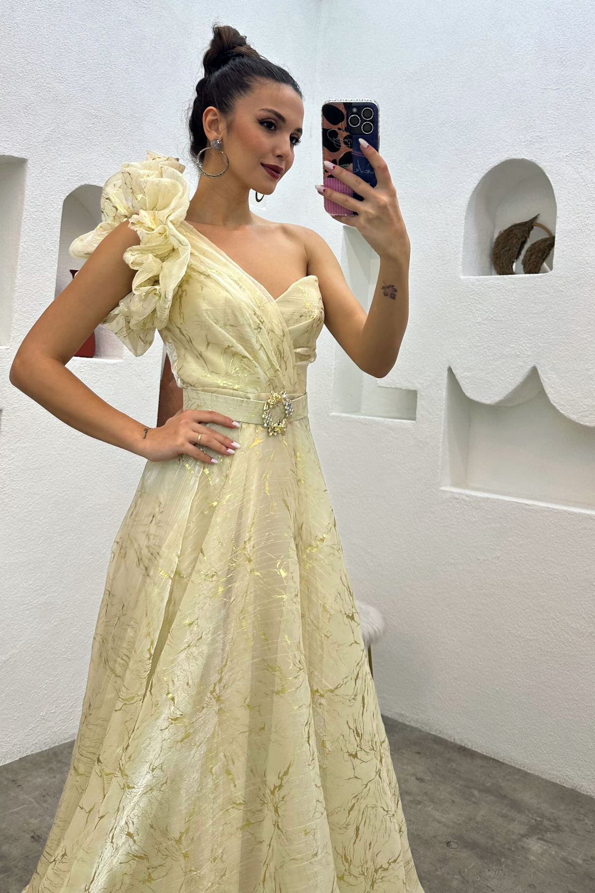 Abito lungo svasato panna con decorazioni dorate e corpetto a cuore, modello Moda-Mania, visibile con dettagli eleganti e raffinati.
