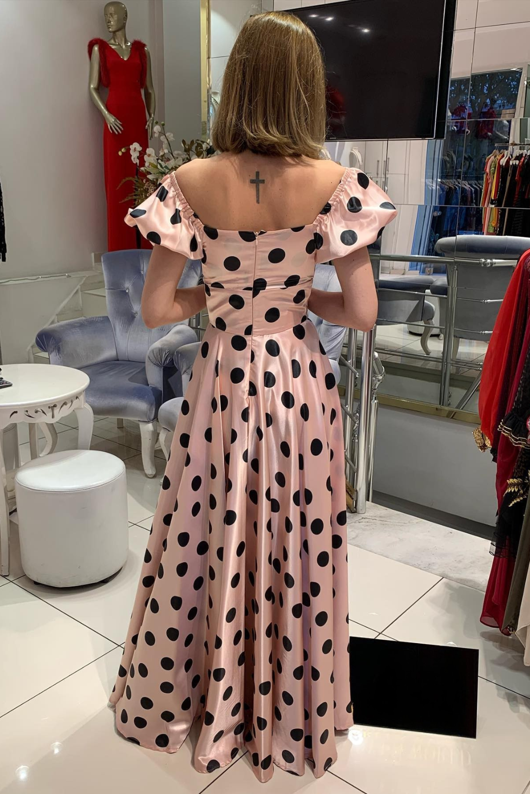 Abito lungo svasato rosa a pois nero con scollo a cuore e maniche a sbuffo in tessuto taffetà, moda-mania