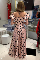 Abito lungo svasato rosa a pois nero con scollo a cuore e maniche a sbuffo in tessuto taffetà, moda-mania