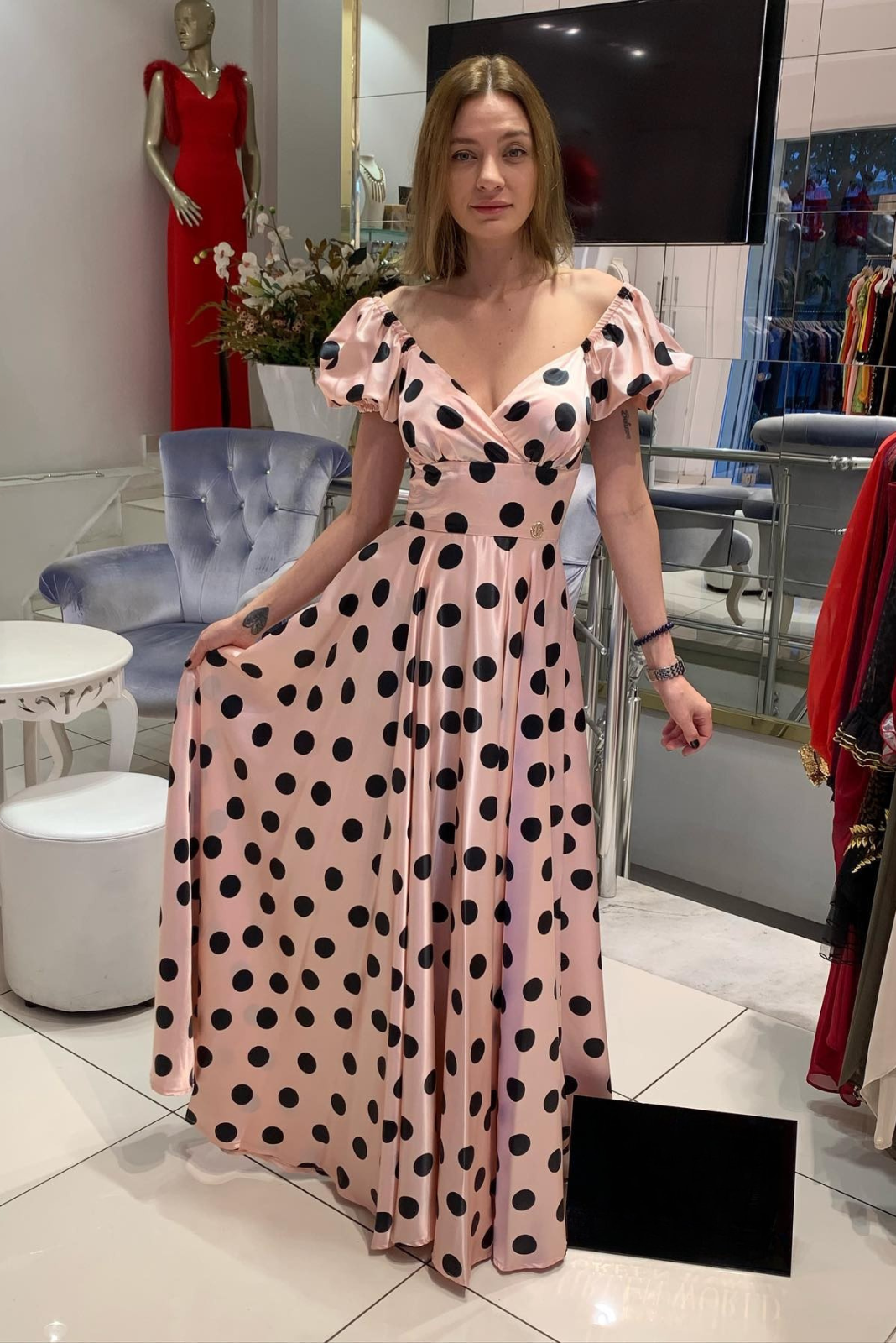 Abito lungo svasato rosa a pois nero con scollo a cuore e maniche a sbuffo in tessuto taffetà, Moda-Mania.
