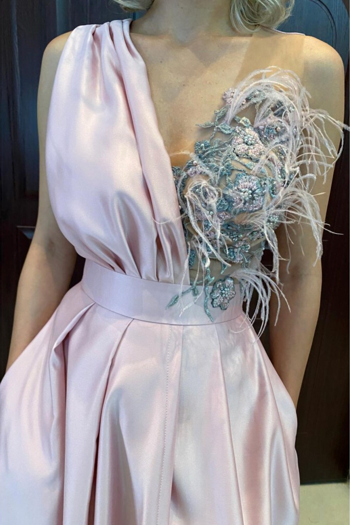 Abito lungo rosa svasato Moda-Mania con corpetto in perline, piume decorative e spacco laterale, ideale per occasioni speciali.