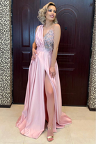 Abito lungo svasato rosa Moda-Mania con corpetto in perline, piume decorative e spacco laterale, elegante e femminile.
