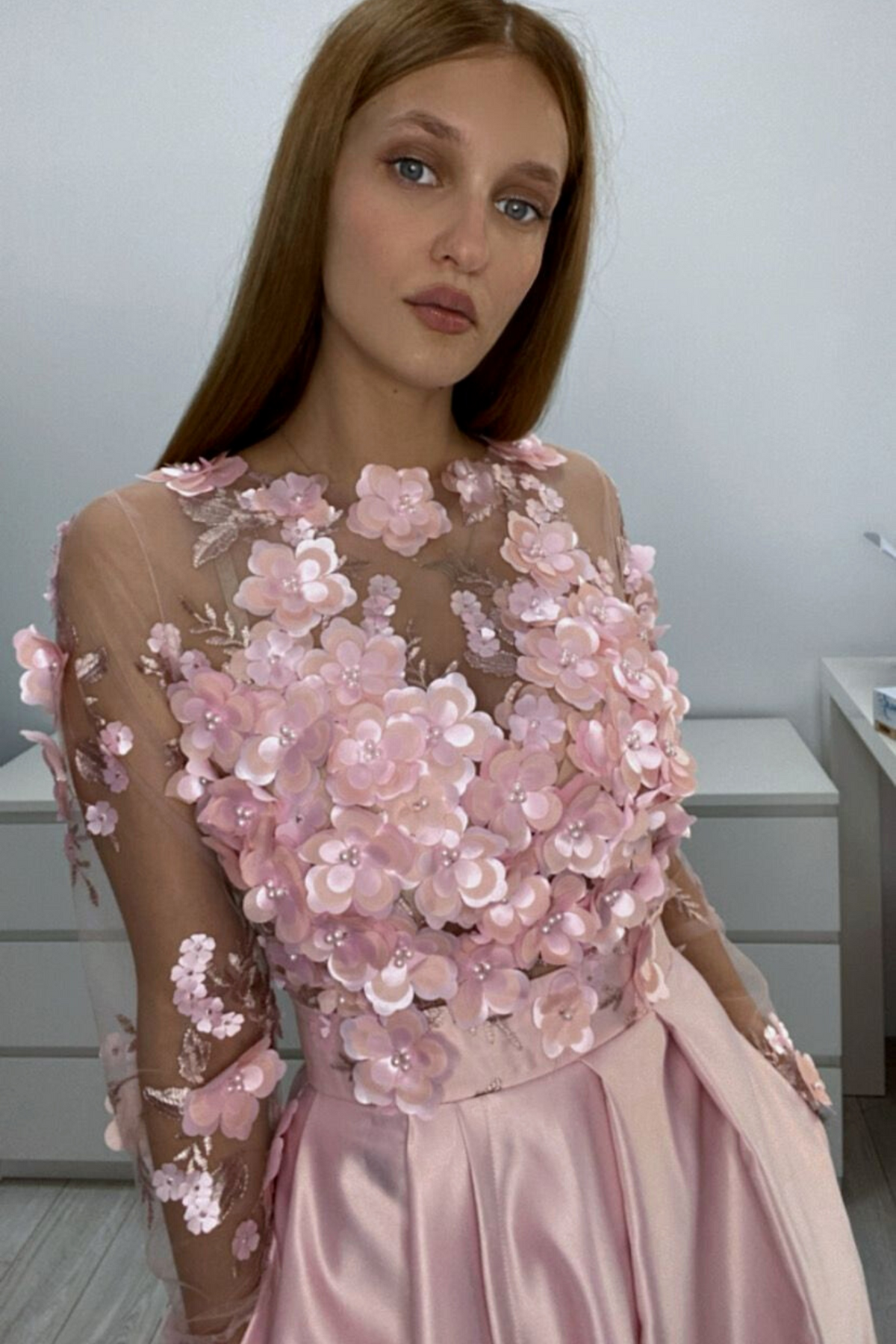 Abito lungo rosa chiaro Moda-Mania con corpetto a manica lunga in tulle floreale 3D e gonna in taffetà elegante.