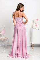 Abito lungo svasato rosa chiaro di Moda-Mania con spacco laterale e corpetto in tulle ricamato, ideale per occasioni eleganti.