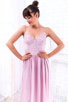 Abito lungo svasato rosa chiaro Moda-Mania con spacco laterale e corpetto in tulle ricamato, elegante e femminile.