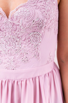 Abito lungo svasato rosa chiaro Moda-Mania con spacco laterale e corpetto in tulle ricamato, vestito elegante e femminile