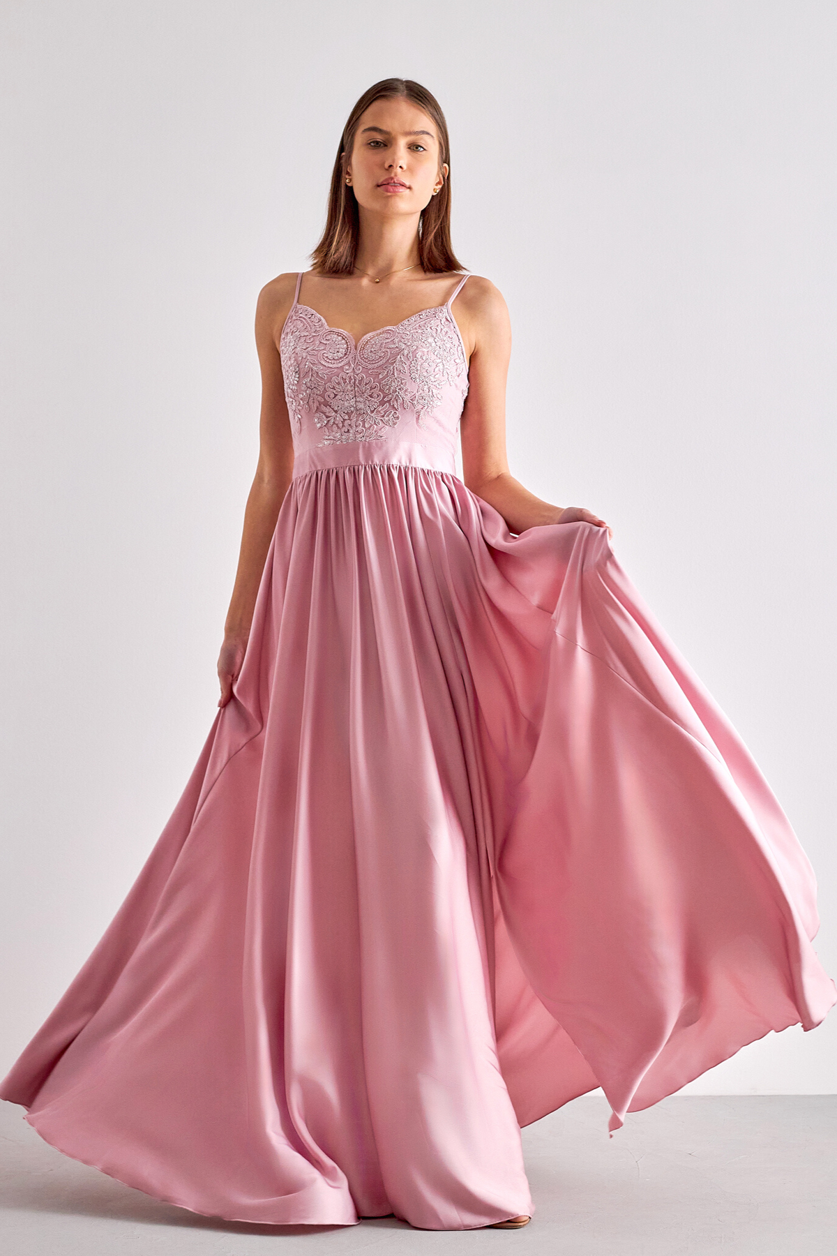 Abito lungo svasato rosa chiaro Moda-Mania con spacco laterale e corpetto in tulle ricamato, visibile in dettaglio.