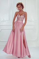Abito lungo svasato rosa chiaro con spacco laterale e corpetto in tulle ricamato, moda-mania, elegante e femminile.