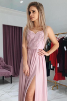 Abito lungo svasato rosa chiaro Moda-Mania con spacco laterale e corpetto in tulle ricamato, vestibilità elegante e femminile.