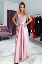Abito lungo svasato rosa chiaro Moda-Mania con spacco laterale e corpetto in tulle ricamato, indossato su modella.