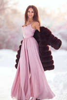 Abito lungo svasato rosa chiaro Moda-Mania con spacco laterale e corpetto in tulle ricamato, elegante e femminile.