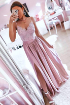 Abito lungo svasato rosa chiaro con spacco laterale e corpetto in tulle ricamato, Moda-Mania, elegante e femminile.