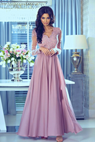 Abito lungo svasato rosa scuro Moda-Mania con spacco laterale e corpetto in tulle ricamato, elegante e femminile.