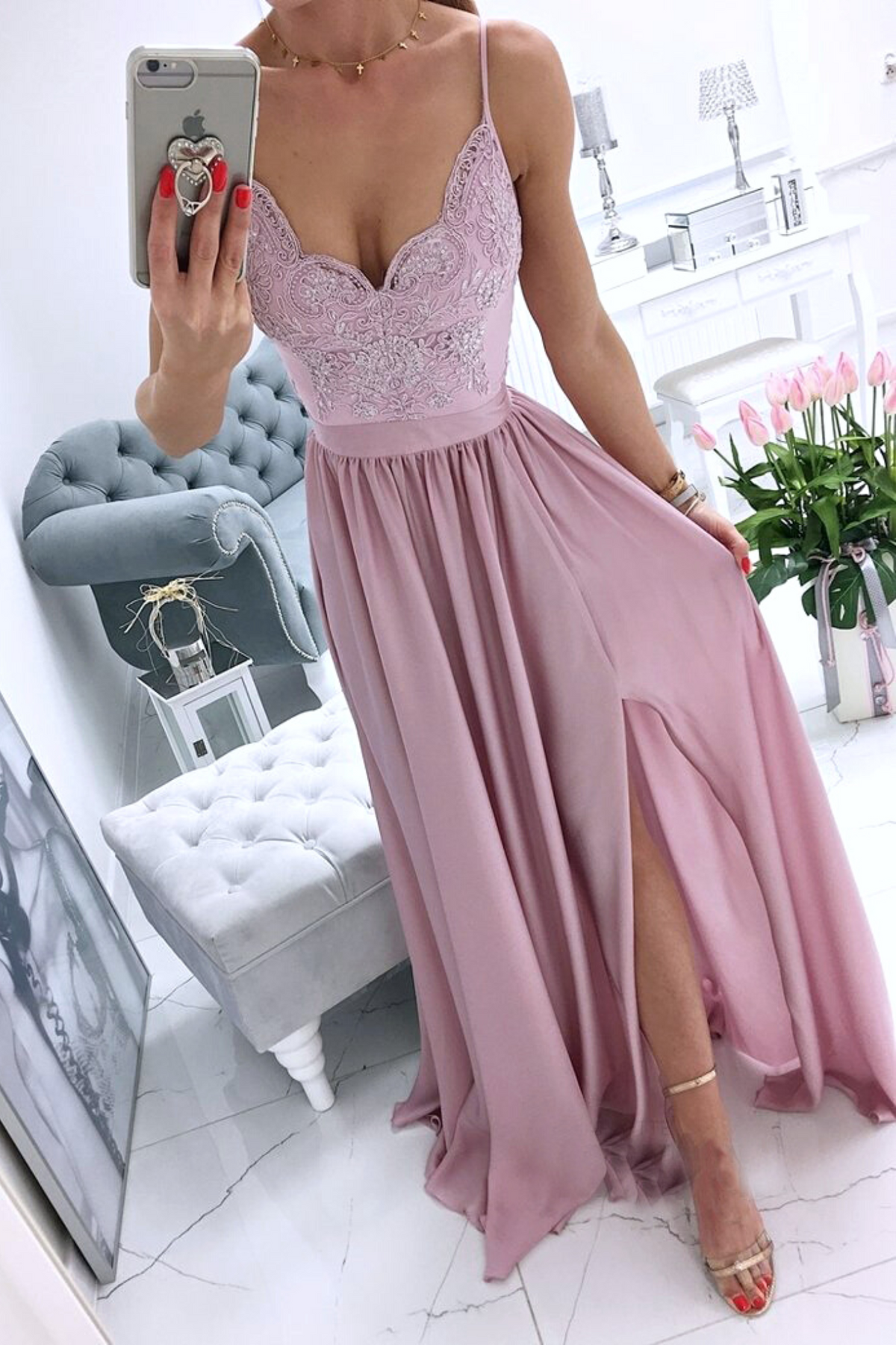 Abito lungo svasato rosa chiaro di Moda-Mania con spacco laterale e corpetto in tulle ricamato, visibile in dettaglio.
