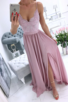 Abito lungo svasato rosa chiaro di Moda-Mania con spacco laterale e corpetto in tulle ricamato, visibile in dettaglio.