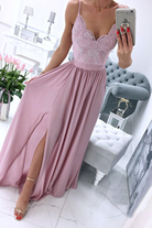Abito lungo svasato rosa chiaro Moda-Mania con spacco laterale e corpetto in tulle ricamato, elegante e femminile.