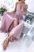 Abito lungo svasato rosa chiaro Moda-Mania con spacco laterale e corpetto in tulle ricamato, elegante e femminile.