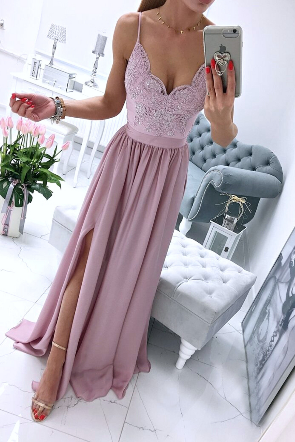 Abito lungo svasato rosa chiaro Moda-Mania con spacco laterale e corpetto in tulle ricamato, dettaglio elegante e femminile