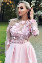 Abito lungo svasato rosa chiaro Moda-Mania con corpetto a manica lunga in tulle floreale 3D e gonna in taffetà.