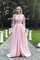 Abito lungo svasato rosa Moda-Mania con corpetto in tulle floreale 3D e gonna in taffetà, maniche lunghe e stile elegante