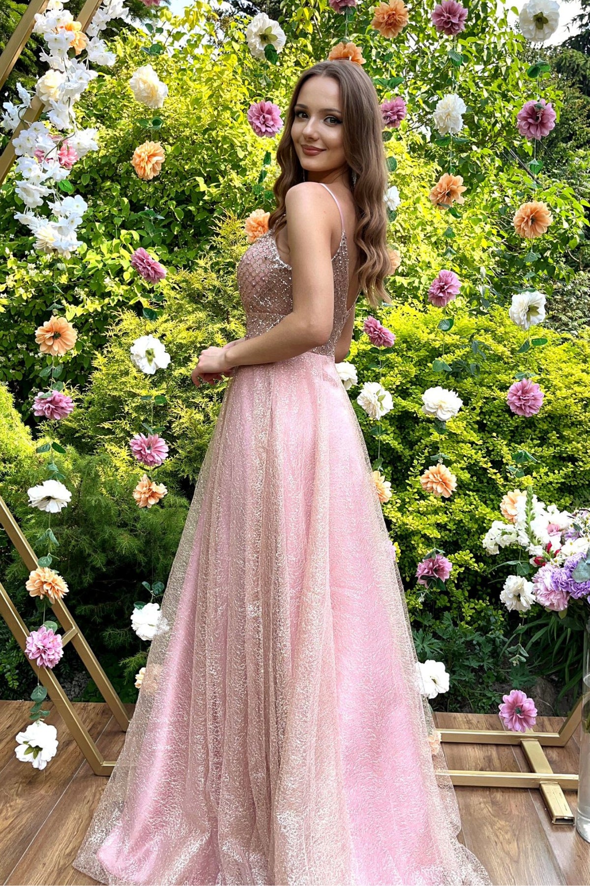 Abito lungo rosa svasato di Moda-Mania con corpetto in tulle a rette e gonna in tulle glitterato dorato.
