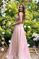 Abito lungo rosa svasato di Moda-Mania con corpetto in tulle a rette e gonna in tulle glitterato dorato.