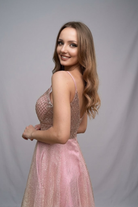 Abito lungo svasato rosa con corpetto in tulle a rette e gonna in tulle glitterato dorato, da Moda-Mania.