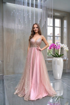 Abito lungo svasato rosa Moda-Mania con corpetto in tulle a rette e gonna glitterata dorata, elegante e femminile.