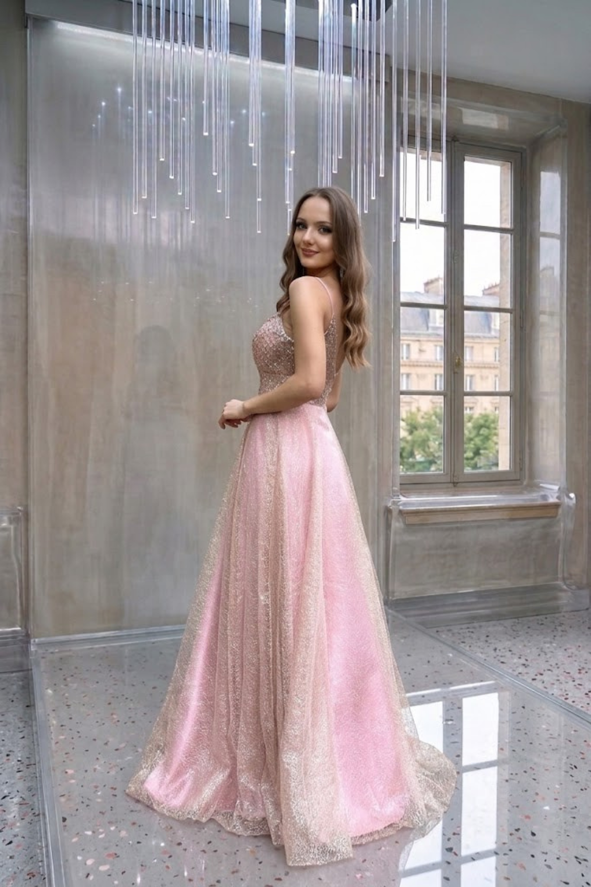 Abito lungo svasato rosa Moda-Mania con corpetto in tulle a rette e gonna in tulle glitterato dorato.