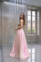 Abito lungo svasato rosa Moda-Mania con corpetto in tulle a rette e gonna in tulle glitterato dorato.