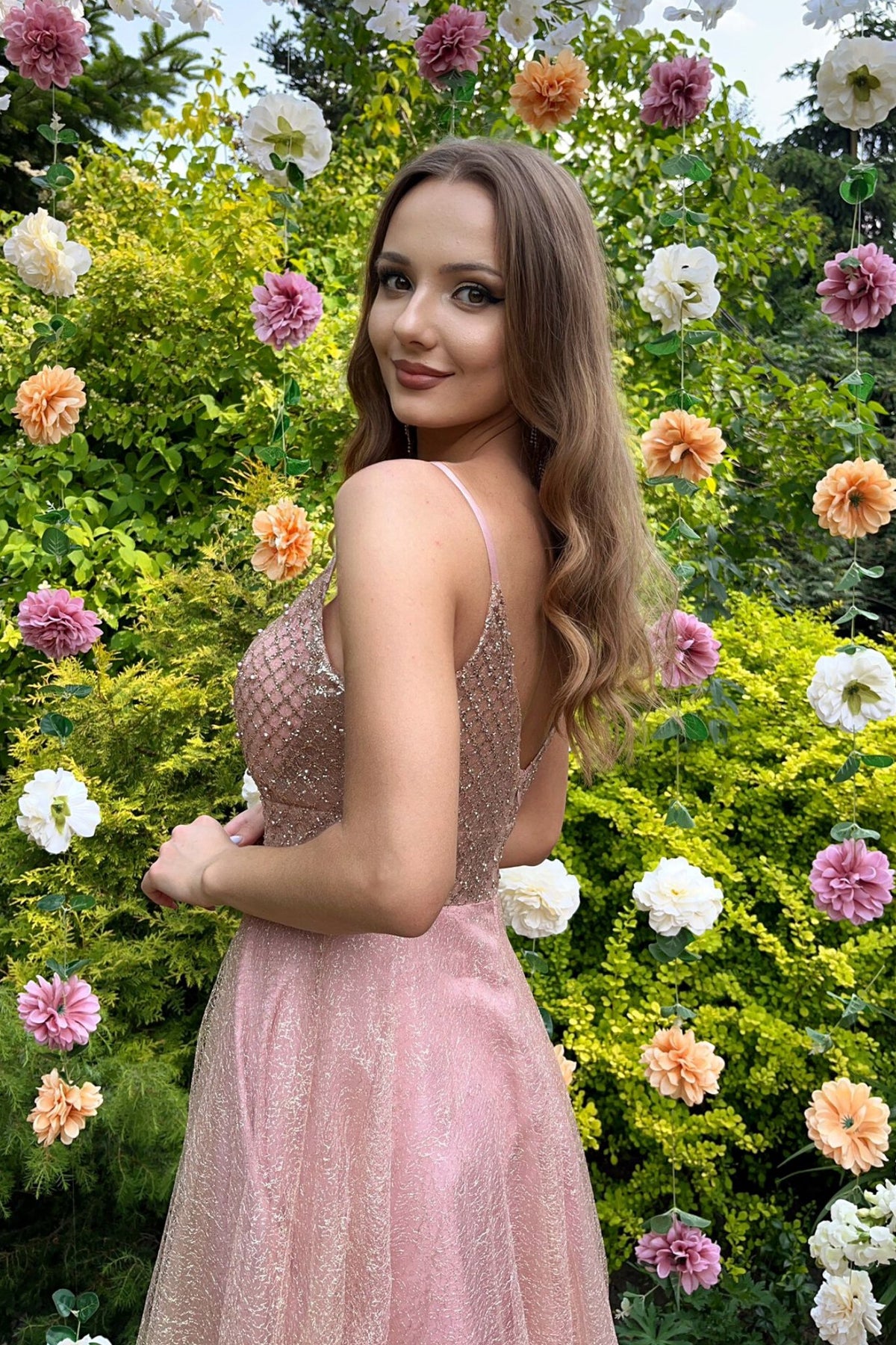 Abito lungo svasato rosa Moda-Mania con corpetto in tulle a rette e gonna in tulle glitterato dorato, elegante e raffinato.