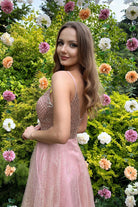 Abito lungo svasato rosa Moda-Mania con corpetto in tulle a rette e gonna in tulle glitterato dorato, elegante e raffinato.