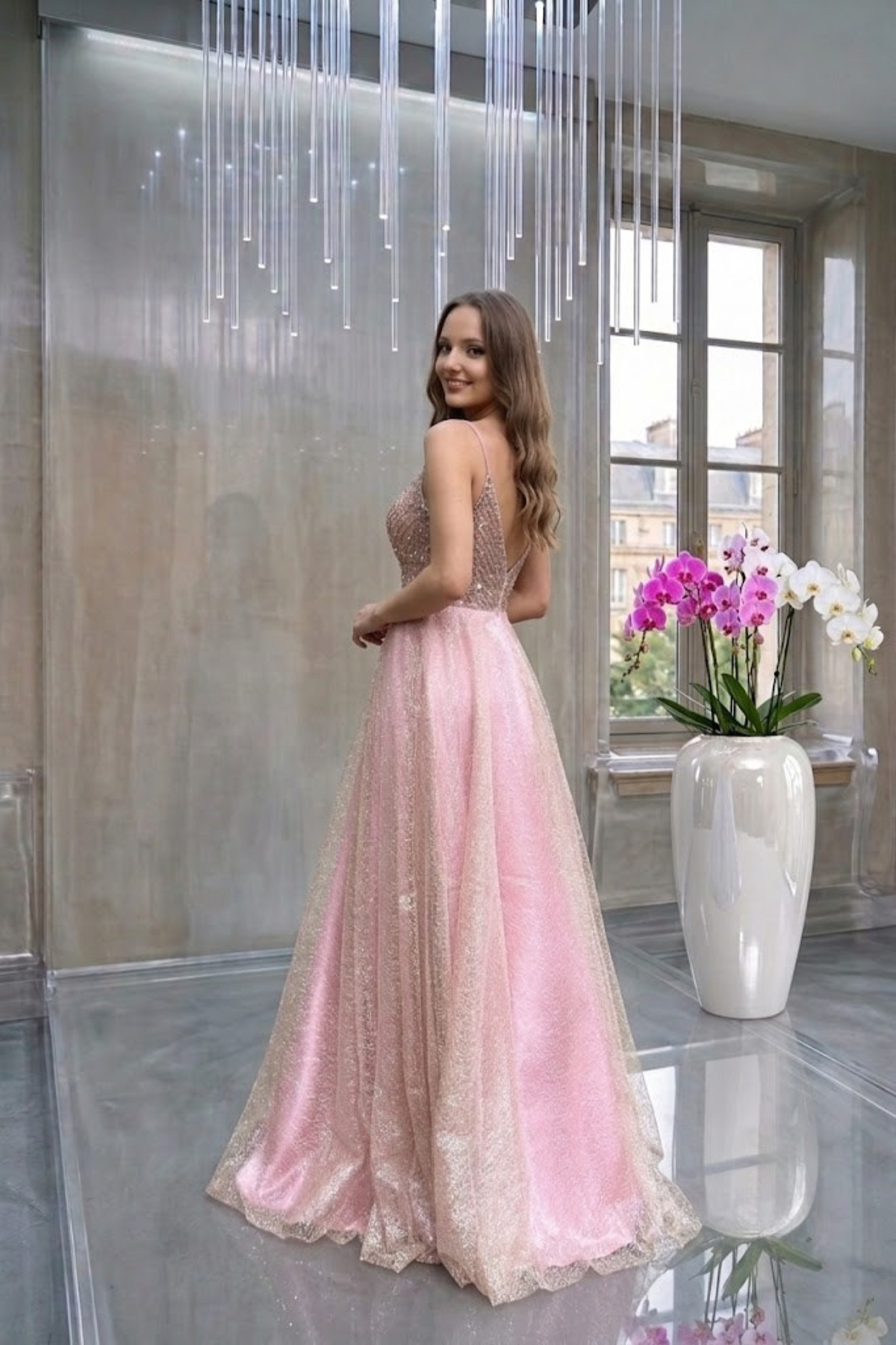 Abito lungo svasato rosa Moda-Mania con corpetto in tulle a rette e gonna glitterata dorata, elegante e femminile.