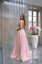 Abito lungo svasato rosa Moda-Mania con corpetto in tulle a rette e gonna glitterata dorata, elegante e femminile.
