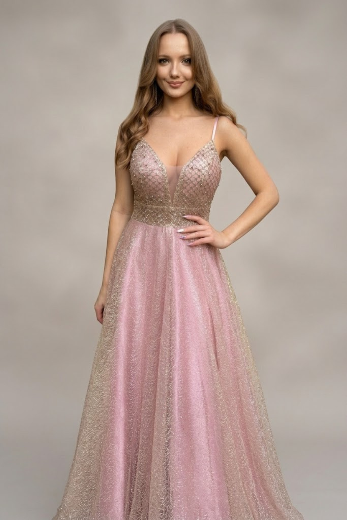 Abito lungo rosa svasato Moda-Mania con corpetto in tulle a righe e gonna glitterata dorata, elegante e femminile.