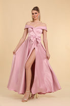 Abito lungo svasato rosa in taffetà Moda-Mania con scollo a barchetta, spacco laterale e cintura con fiocco.
