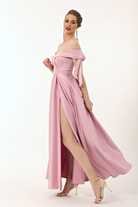 Abito lungo svasato rosa in taffetà con scollo a barchetta, spacco laterale e fiocchi decorativi, firmato Moda-Mania.