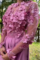 Abito lungo svasato rosa scuro Moda-Mania con maniche lunghe, corpetto in tulle floreale 3D e gonna in taffetà.