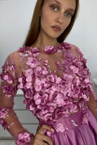 Abito lungo svasato rosa scuro Moda-Mania con maniche lunghe, corpetto in tulle floreale 3D e gonna in taffetà elegante.
