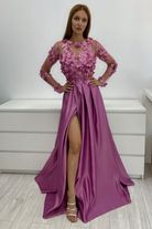 Abito lungo svasato rosa scuro Moda-Mania con maniche lunghe, corpetto in tulle floreale 3D e gonna in taffetà, elegante e femminile.