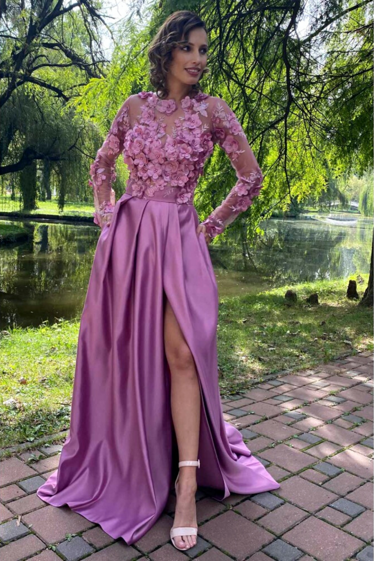 Abito lungo svasato rosa scuro Moda-Mania con maniche lunghe, corpetto in tulle floreale 3D e gonna in taffetà elegante.