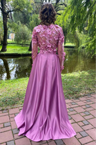 Abito lungo svasato rosa scuro Moda-Mania con maniche lunghe, corpetto in tulle floreale 3D e gonna in taffetà.