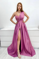 Abito lungo svasato rosa scuro Moda-Mania con spacco laterale, corpetto in perline, piume e fiori 3D, elegante e femminile
