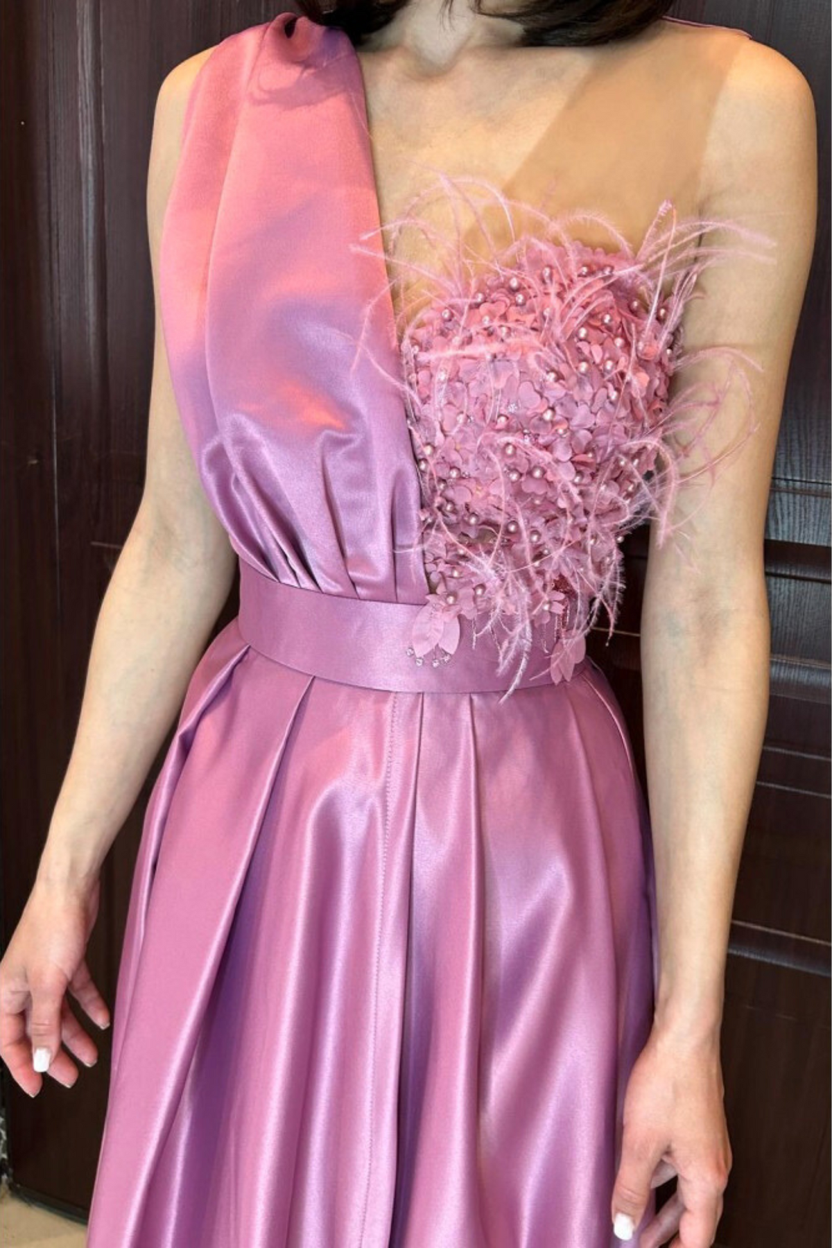 Abito lungo svasato rosa scuro Moda-Mania con spacco laterale e corpetto in perline, piume e fiori 3D.