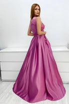 Abito lungo svasato rosa scuro Moda-Mania con spacco laterale, corpetto in perline, piume e fiori 3D, elegante e femminile