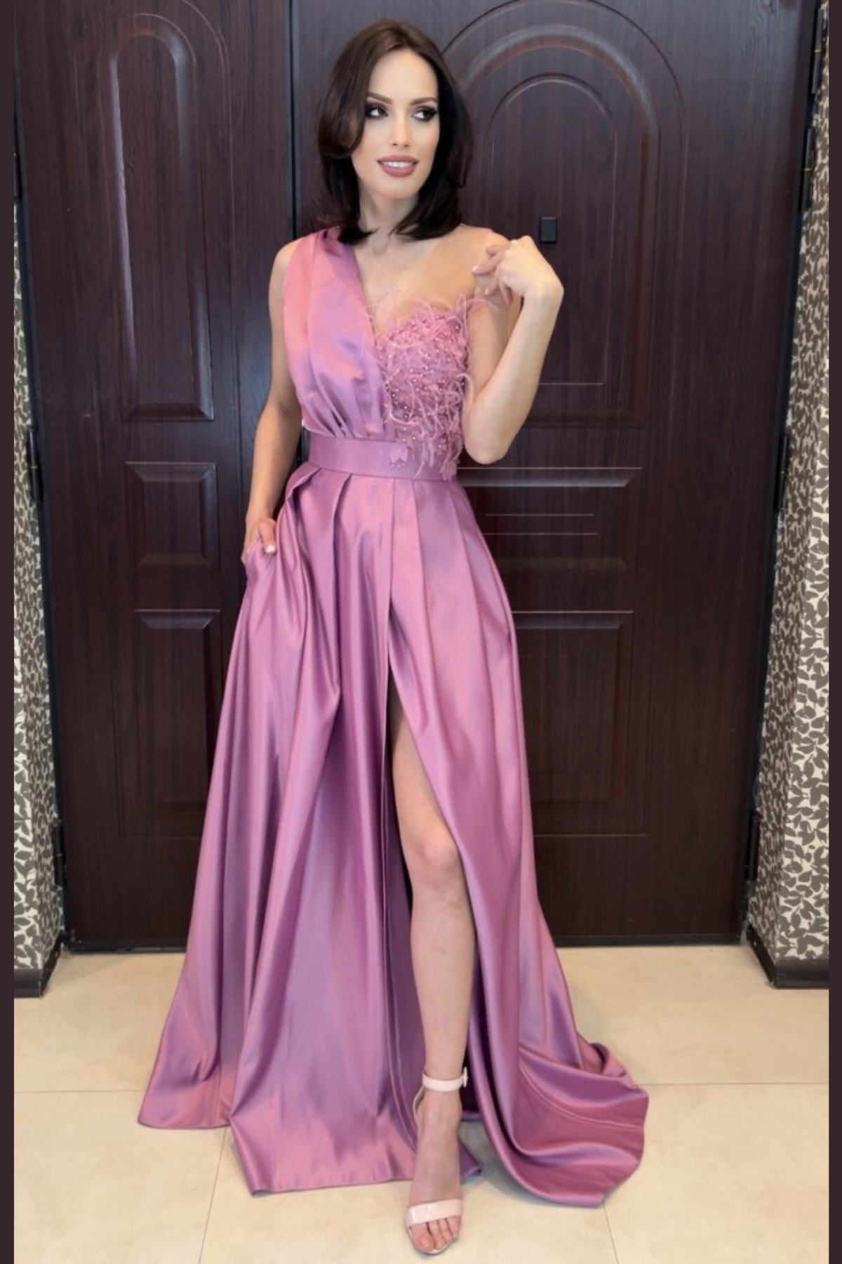 Abito lungo svasato rosa scuro Moda-Mania con spacco laterale, corpetto in perline, piume e fiori 3D, stile elegante e femminile.