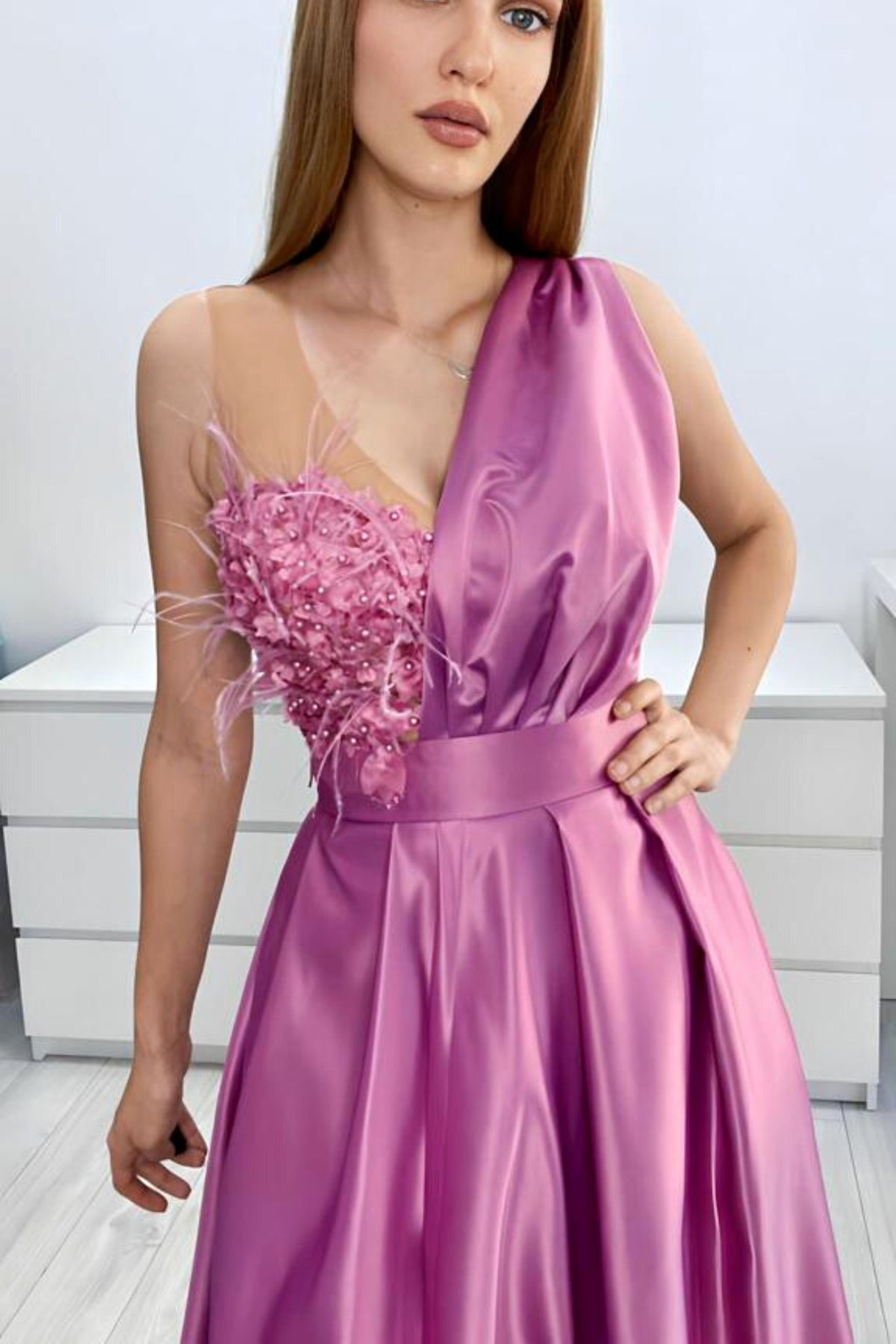Abito lungo svasato rosa scuro Moda-Mania con spacco laterale, corpetto in perline, piume e fiori 3D.