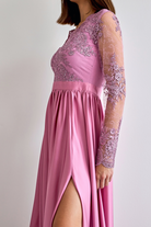 Abito lungo svasato rosa scuro Moda-Mania con spacco laterale e corpetto in tulle ricamato, dettagli eleganti e femminili