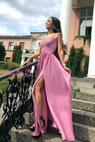 Abito lungo svasato rosa scuro con spacco laterale e corpetto in tulle ricamato, da donna, brand Moda-Mania.